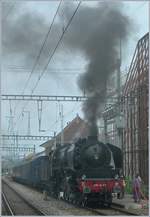 Auf dem Weg nach Genève beim Wasserfassen in Morges dampft und raucht die mächtige 241-R-65 wunderbar.